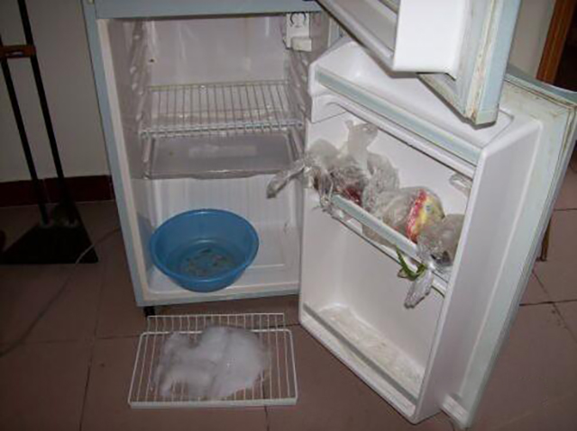 冰箱下面结了很厚的冰怎么去掉,冰箱里结了很厚的冰怎样去除得快