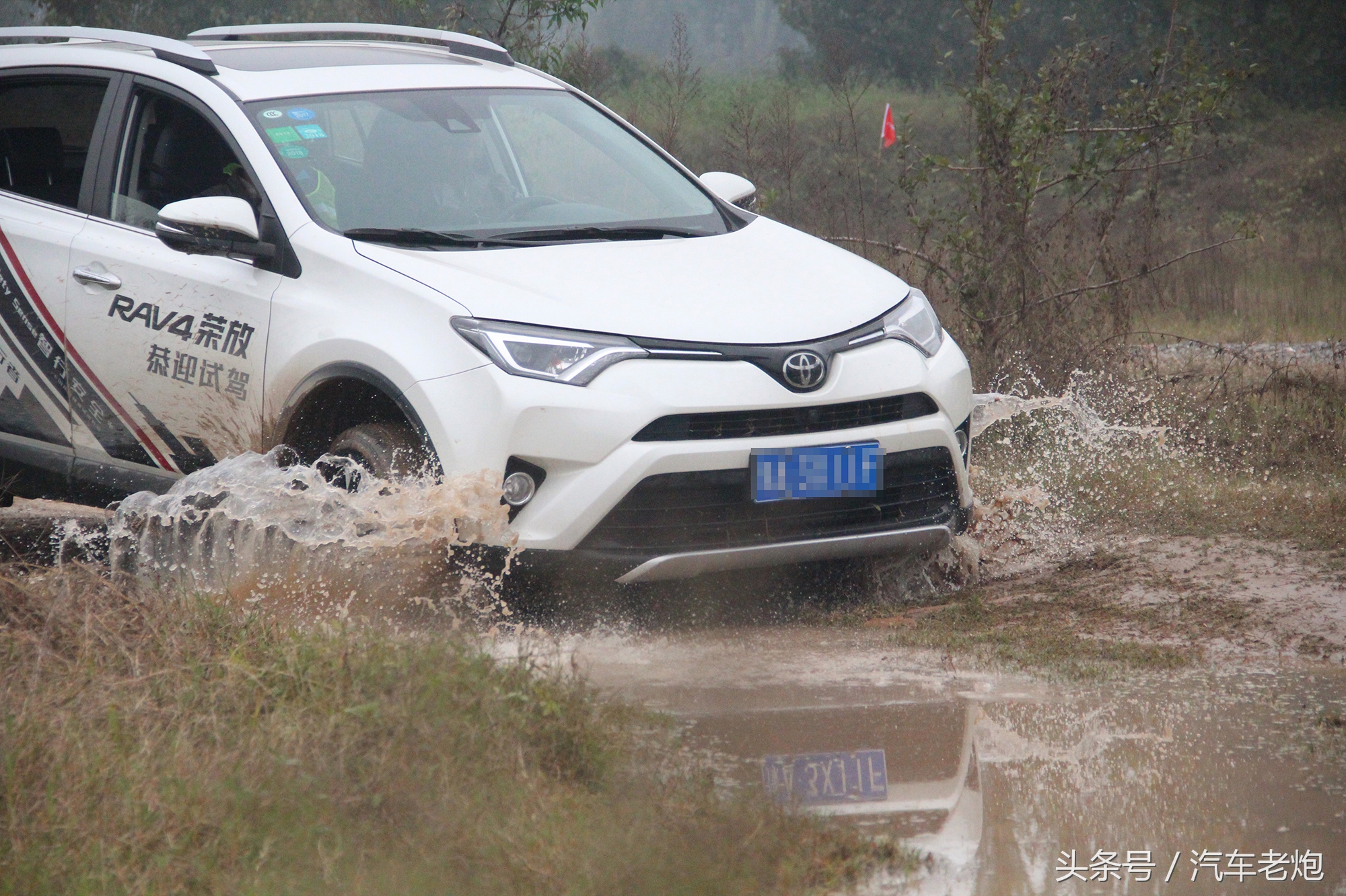 2016款丰田rav4荣放四驱测试,能越野的丰田rav4荣放2023款