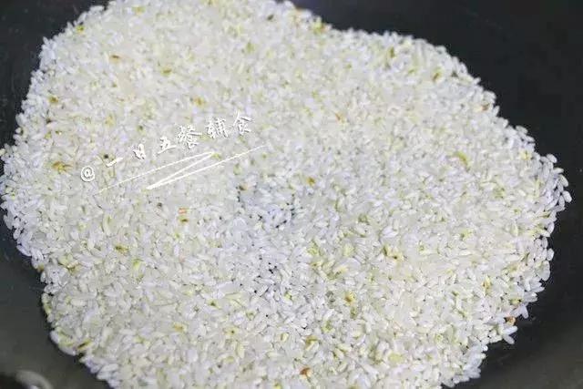 积食不爱吃饭怎么调理,宝宝吃饭正常突然不爱喝奶了