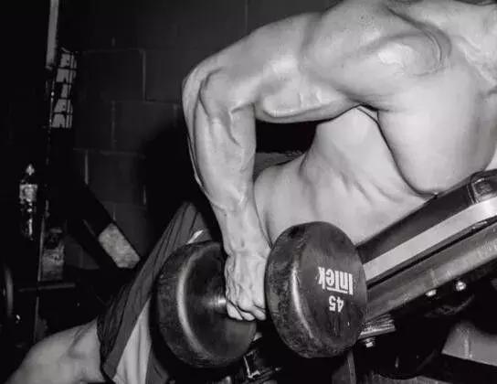 坐姿单臂划船为什么腰疼,哑铃单臂划船腰疼怎么解决