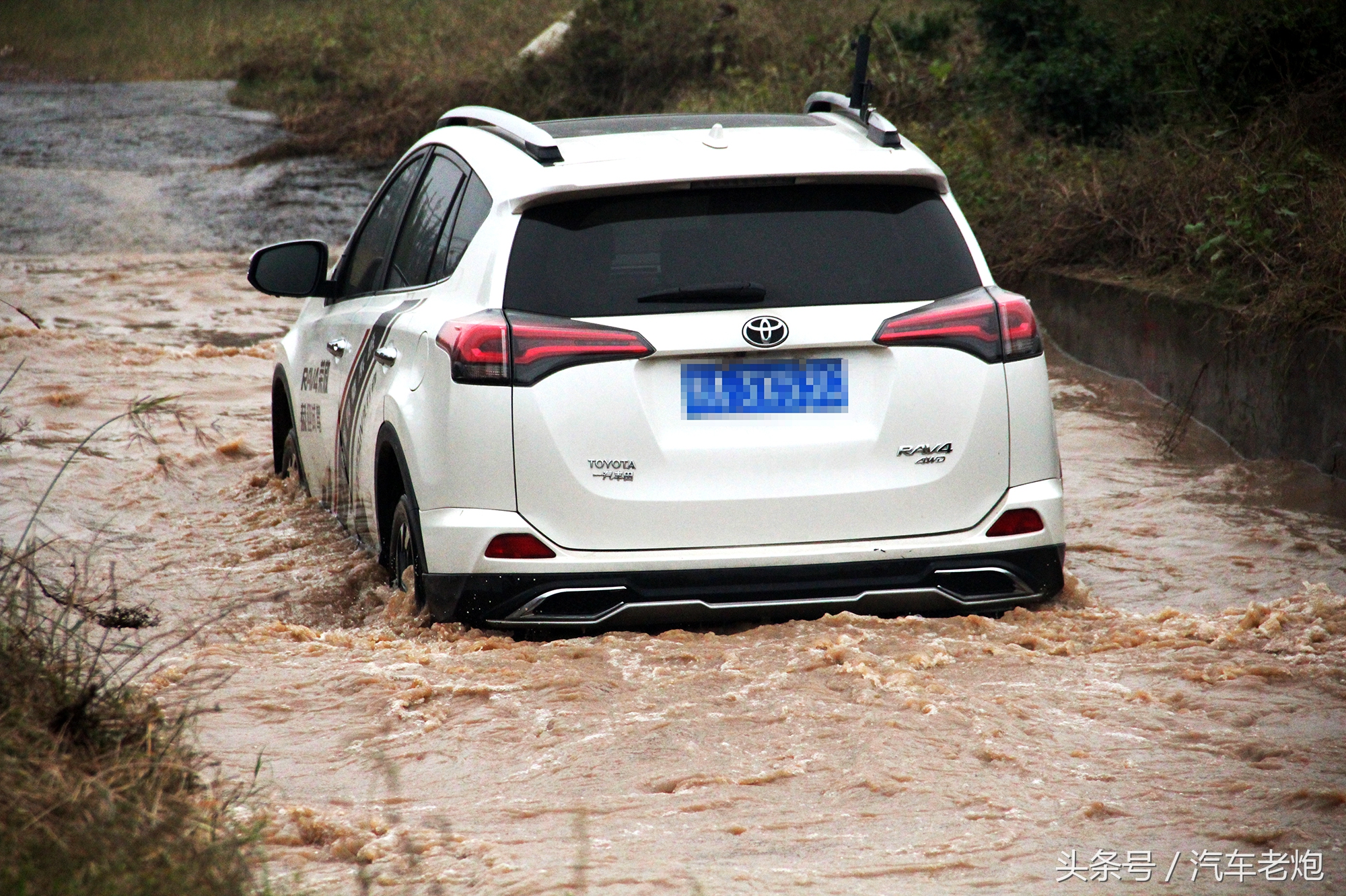 2016款丰田rav4荣放四驱测试,能越野的丰田rav4荣放2023款