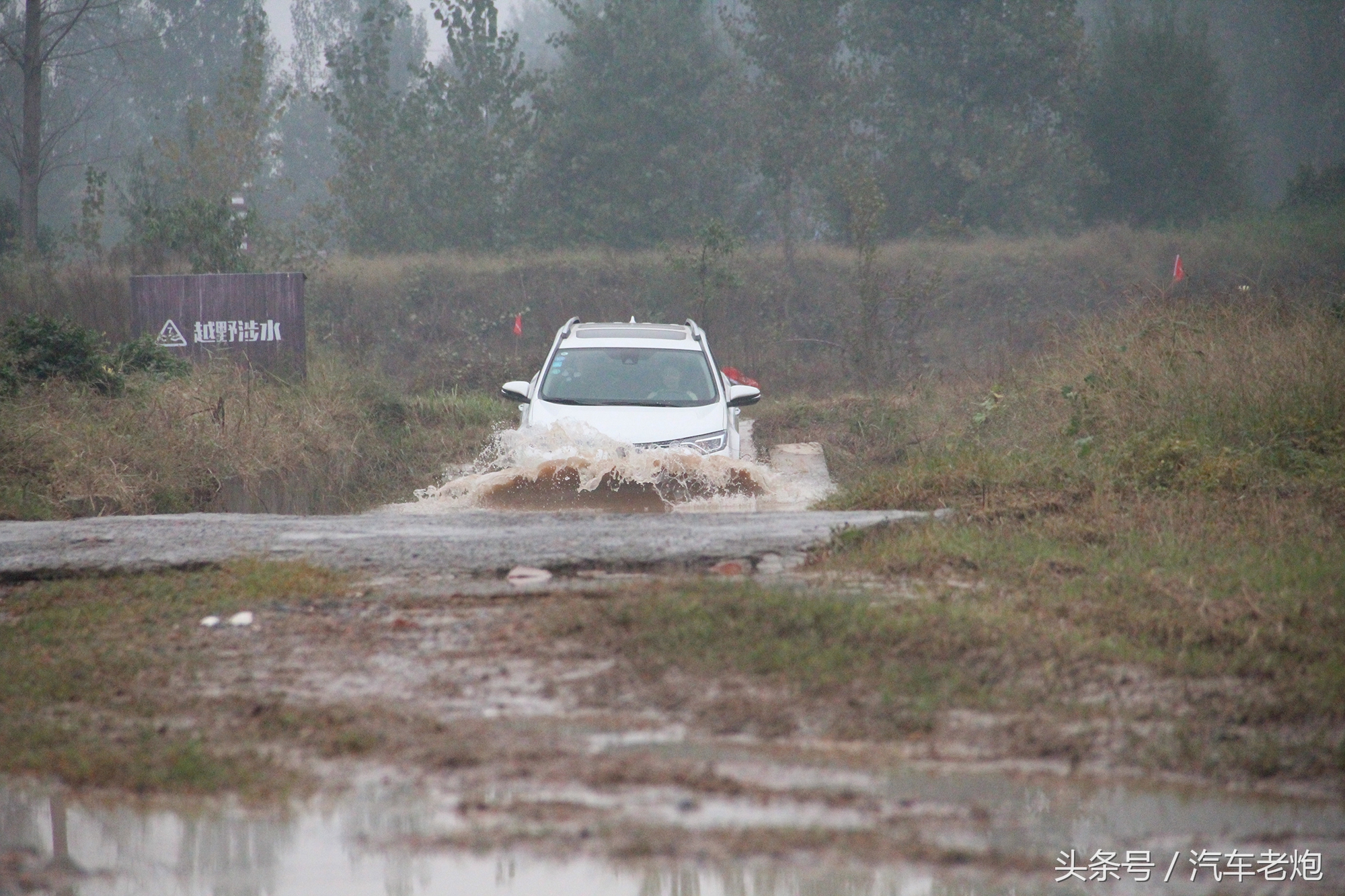 2016款丰田rav4荣放四驱测试,能越野的丰田rav4荣放2023款