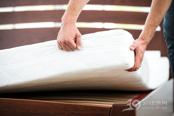 床垫硬的好还是软的好些,席梦思床垫睡软的好还是硬的好