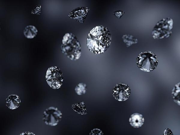 我的钻石是白的，你的怎么蓝蓝的？