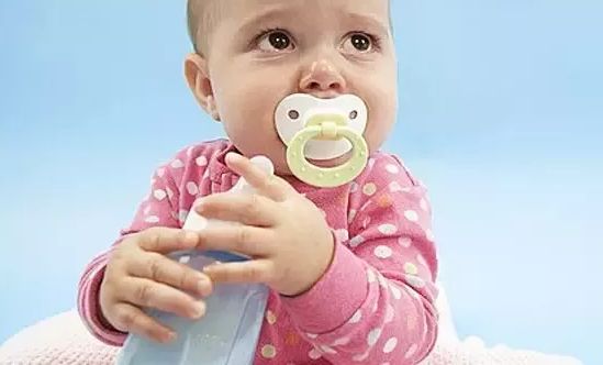 如何给一岁宝宝断奶才正确,给宝宝断奶宝宝吃的少怎么办