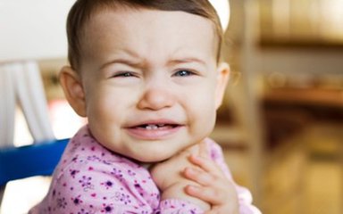 宝宝吃什么吐什么是怎么回事,宝宝吃着奶突然吐了怎么回事