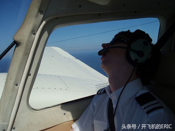 飞机航站楼里可以抽烟吗,飞机驾驶室机舱可以吸烟吗