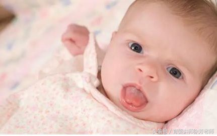 宝宝嘴巴外面白白的是怎么回事,宝宝嘴巴旁边有白白的一片是什么
