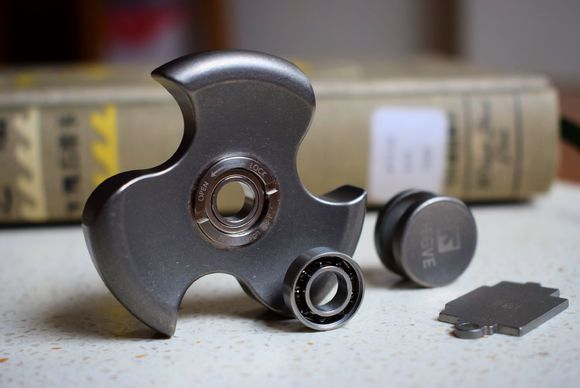 指尖陀螺怎样换轴,指尖陀螺如何更换中间的轴