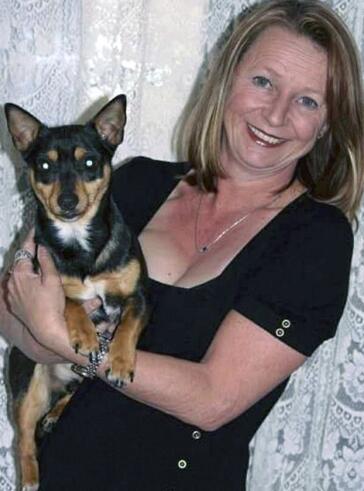 狗狗不断舔舐主人,狗狗忽然不停的舔地板