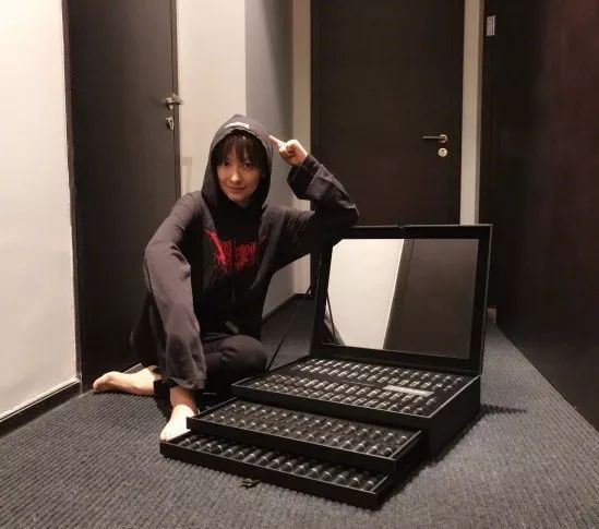 羡慕吴昕一下子就收到了100多支MAC*弹子**头