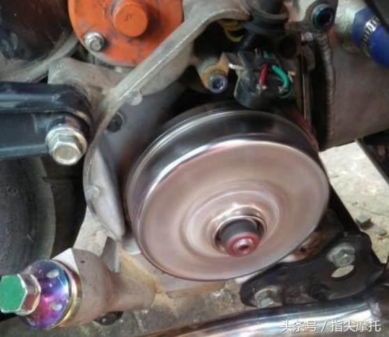 喜欢把摩托车改装的全是电器，但总亏电怎么办？这样改装解决！