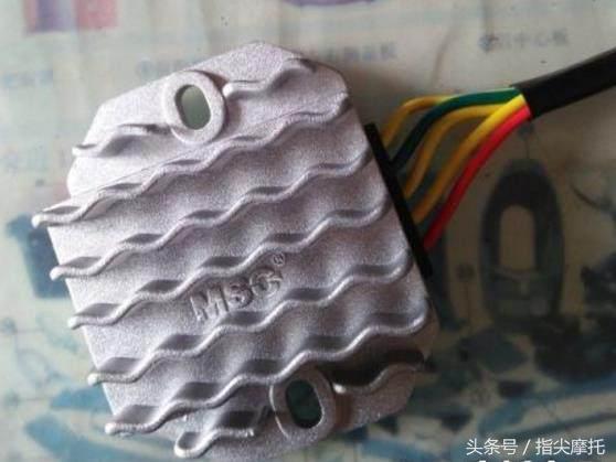 喜欢把摩托车改装的全是电器，但总亏电怎么办？这样改装解决！