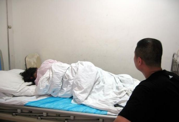 43岁女子剖腹产生二胎，产后不听医生建议，20天后伤口发臭流脓水