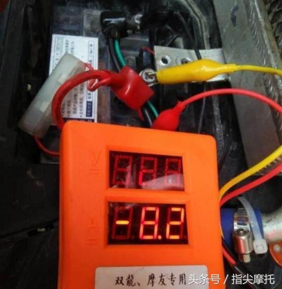喜欢把摩托车改装的全是电器，但总亏电怎么办？这样改装解决！