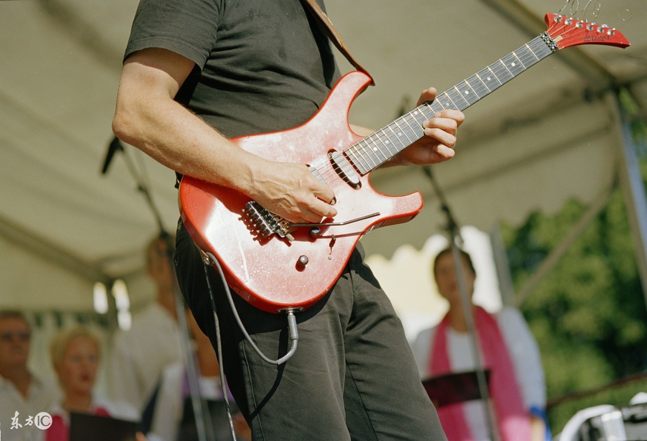 天空之城吉他五线谱怎么弹,吉他弹五线谱还是六线谱