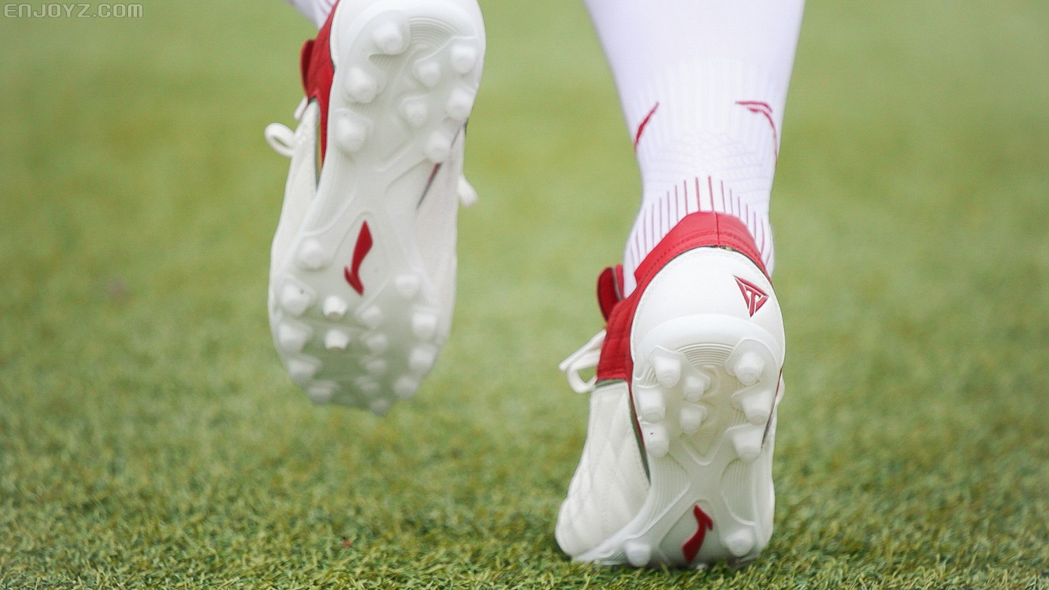 李宁铁2和美津浓足球鞋哪个好,李宁足球鞋铁系列二代直播