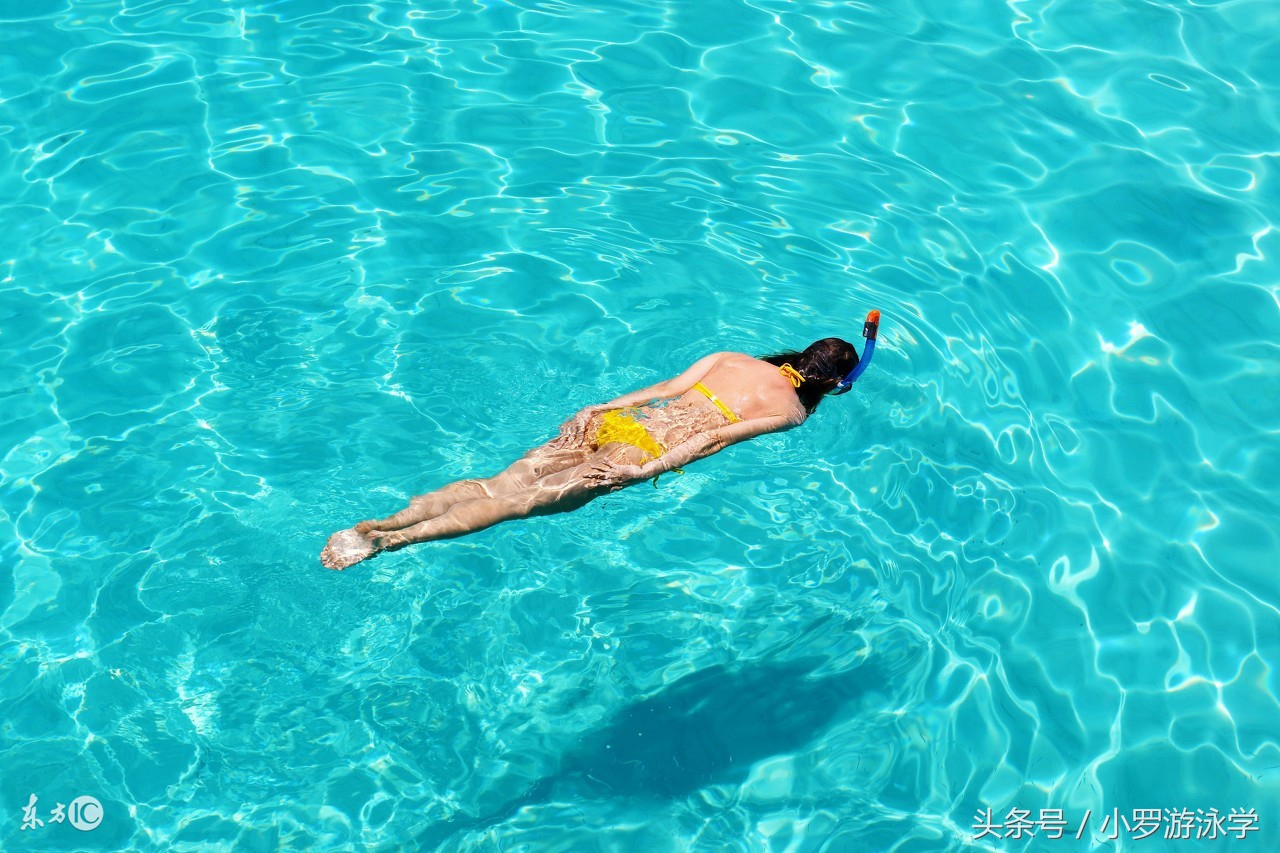 游泳时一换气就往下沉怎么办,游泳总是下沉怎么解决