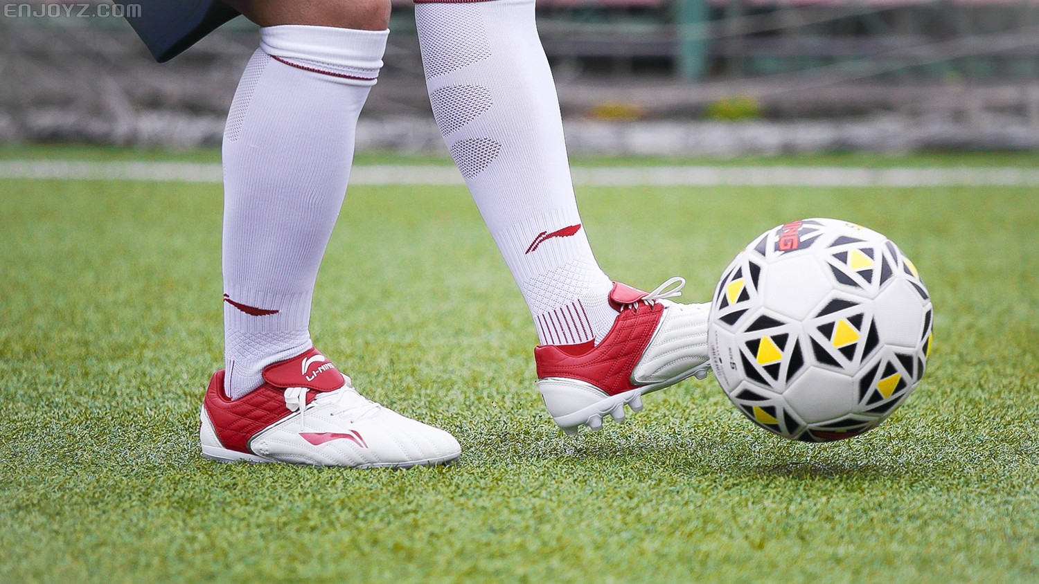 李宁铁2和美津浓足球鞋哪个好,李宁足球鞋铁系列二代直播
