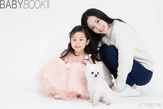 甜馨弹钢琴是啥牌子的钢琴,甜馨弹钢琴天空之城视频曝光