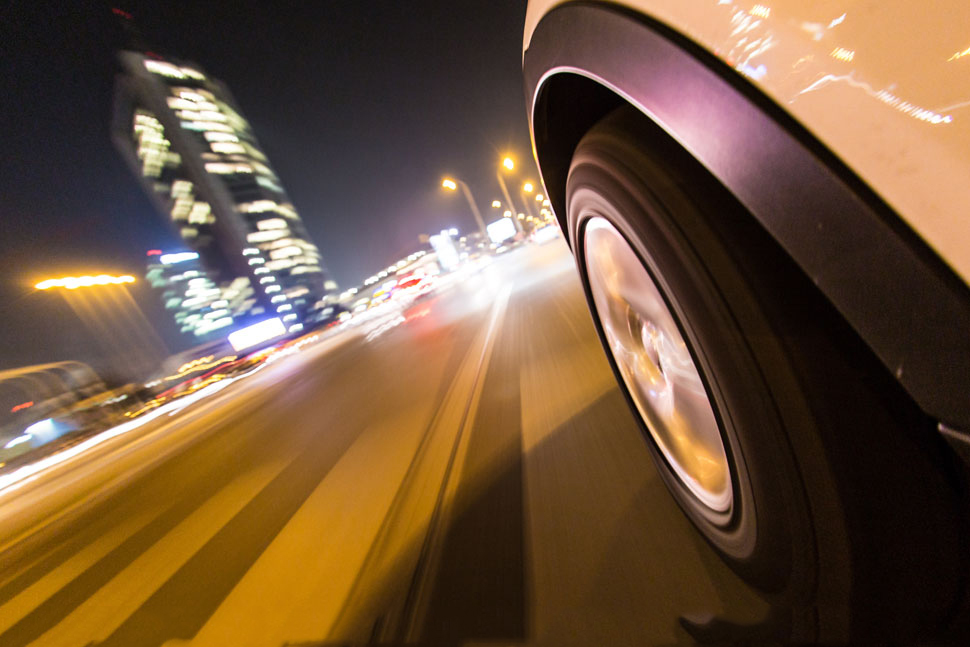 汽车雨天高速会飘怎么解决,高速路车飘是什么原因