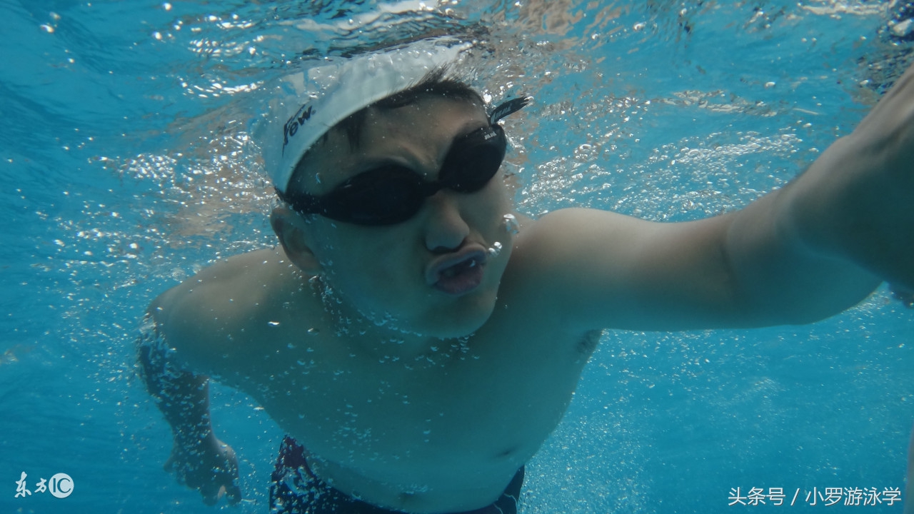 游泳时一换气就往下沉怎么办,游泳总是下沉怎么解决