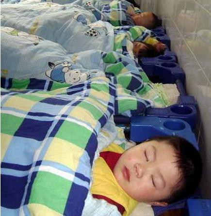 怎么让幼儿安静睡午觉,孩子幼儿园不睡觉怎么引导