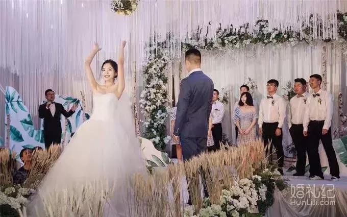 大拖尾婚纱适合矮个子女生吗,谁说矮就不能穿搭