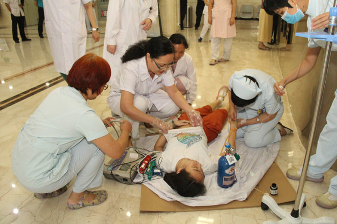 家长辅导孩子作业气出心梗,家长陪孩子写作业气到视频