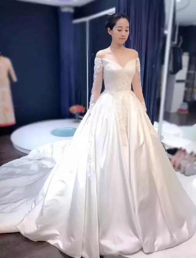 大拖尾婚纱适合矮个子女生吗,谁说矮就不能穿搭