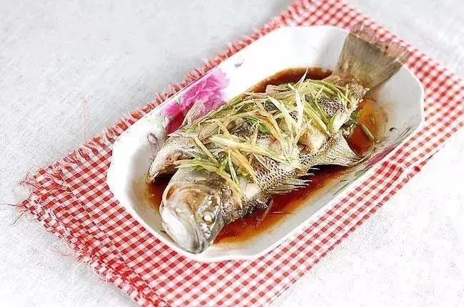 炖鱼汤总有一股土腥味？只需这一招，腥味轻松去除！