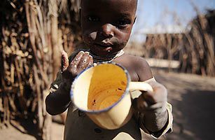 中国旧衣服在非洲很畅销，看到最后一件中国学生笑了！