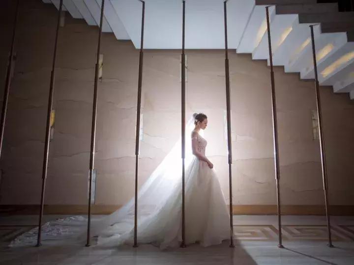 大拖尾婚纱适合矮个子女生吗,谁说矮就不能穿搭