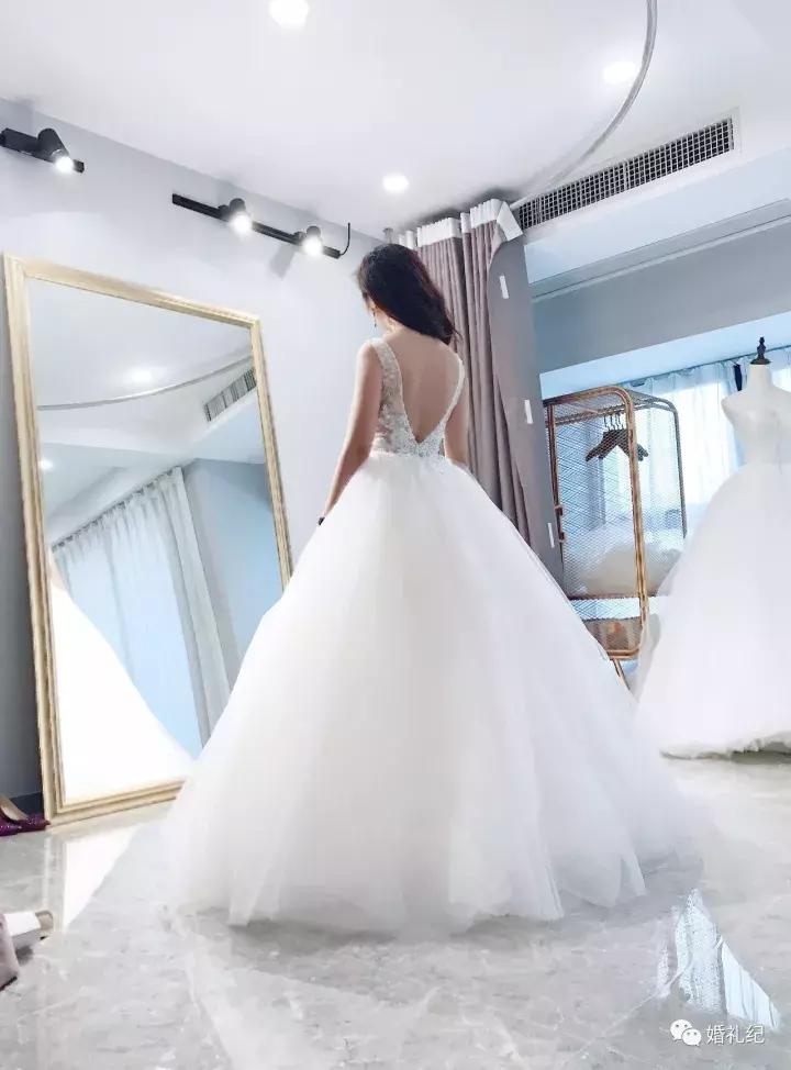 大拖尾婚纱适合矮个子女生吗,谁说矮就不能穿搭