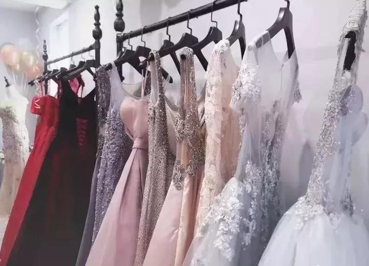 大拖尾婚纱适合矮个子女生吗,谁说矮就不能穿搭