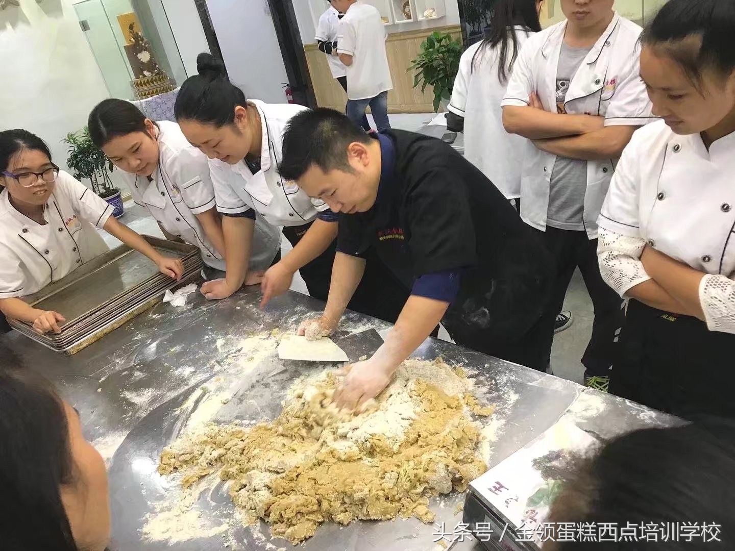 学烘焙去烘焙学校里学习有必要吗,烘焙培训去哪学比较好