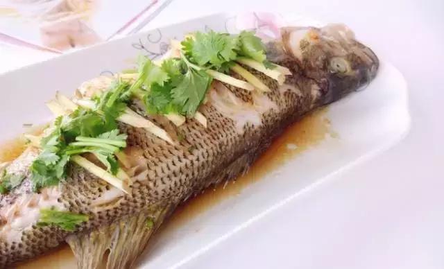 炖鱼汤总有一股土腥味？只需这一招，腥味轻松去除！