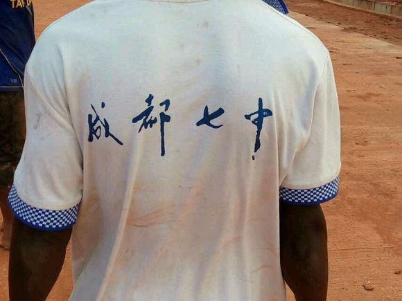 中国旧衣服在非洲很畅销，看到最后一件中国学生笑了！