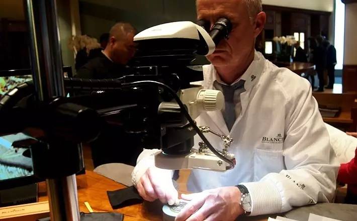 我们见到了瑞士制表师大神，他在雕刻一只金丝猴|雅趣臻选