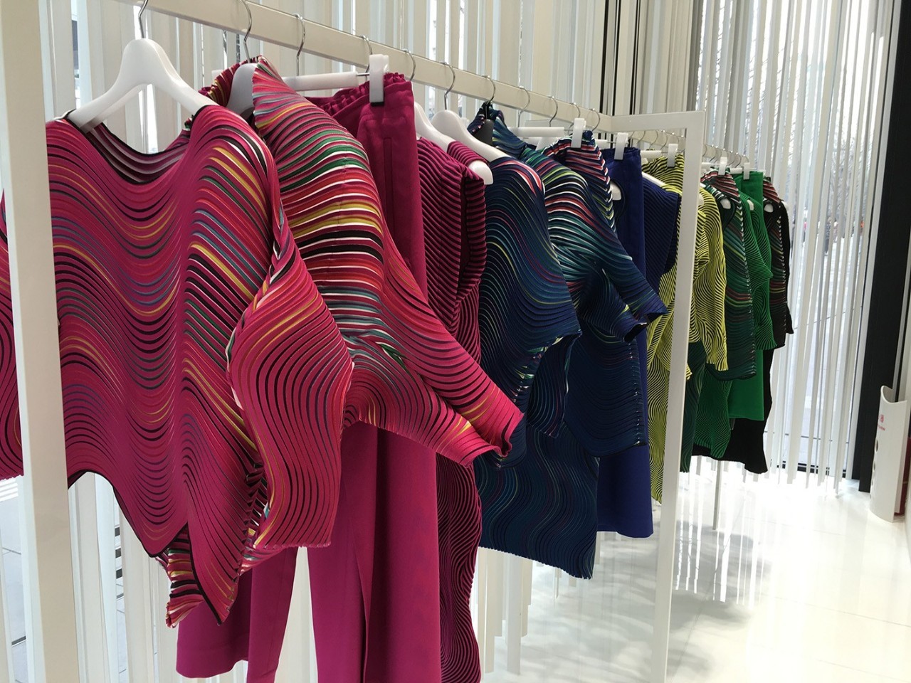 三宅一生西装搭配牛仔裤,逛三宅一生专柜