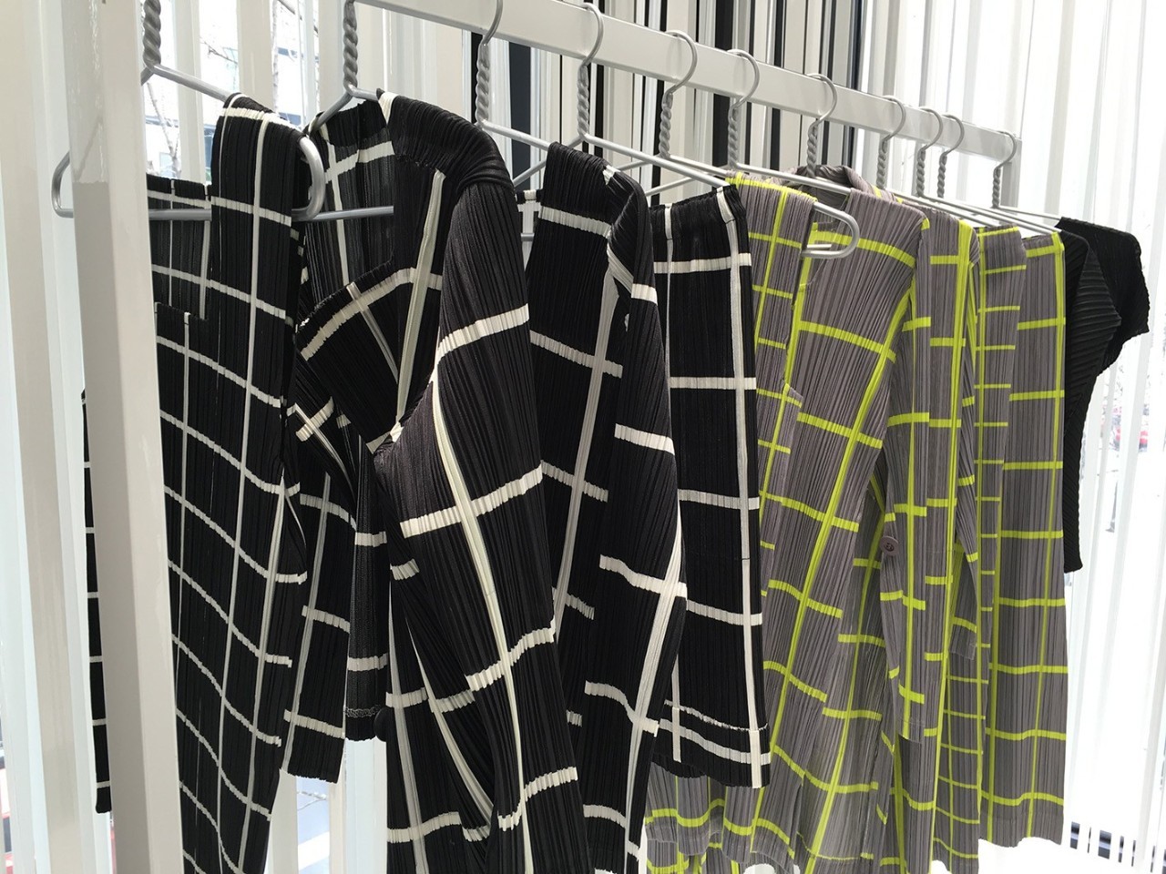 三宅一生西装搭配牛仔裤,逛三宅一生专柜