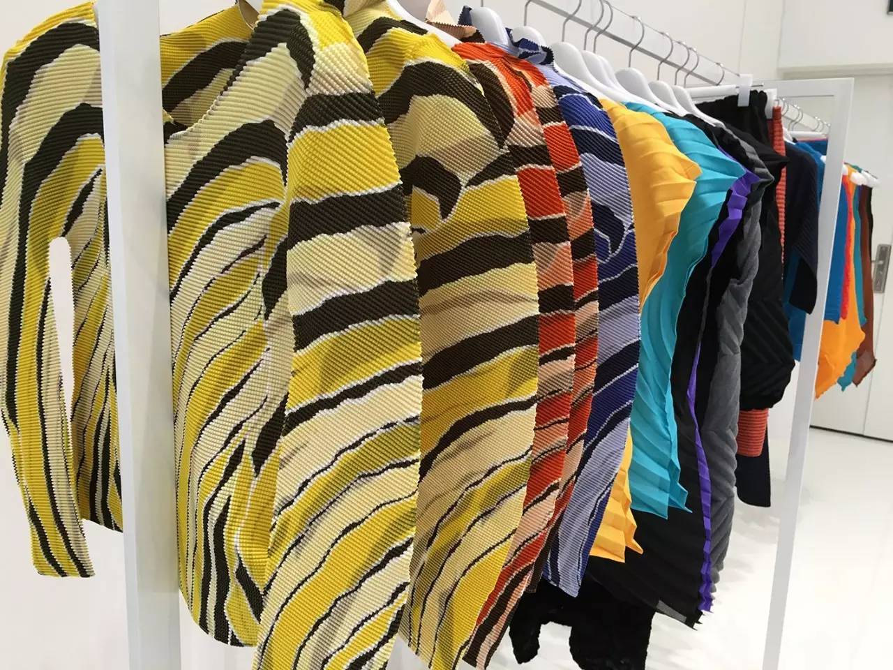 三宅一生西装搭配牛仔裤,逛三宅一生专柜