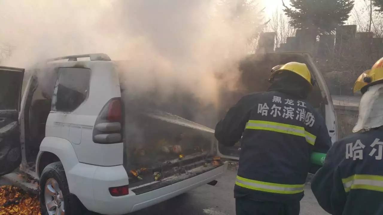 一刀接一刀！小伙在18岁女友面前疯狂自残，只因她说