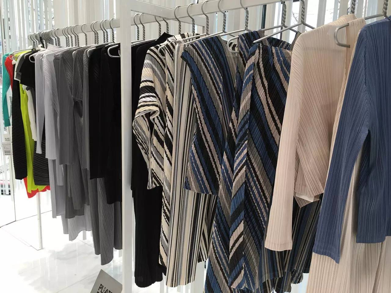 三宅一生西装搭配牛仔裤,逛三宅一生专柜