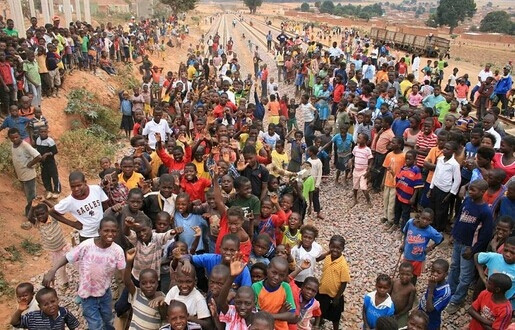 中国旧衣服在非洲很畅销，看到最后一件中国学生笑了！