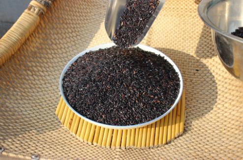 没想到煮粥随手撒点黑米也能治好白癜风？就这四个方法！