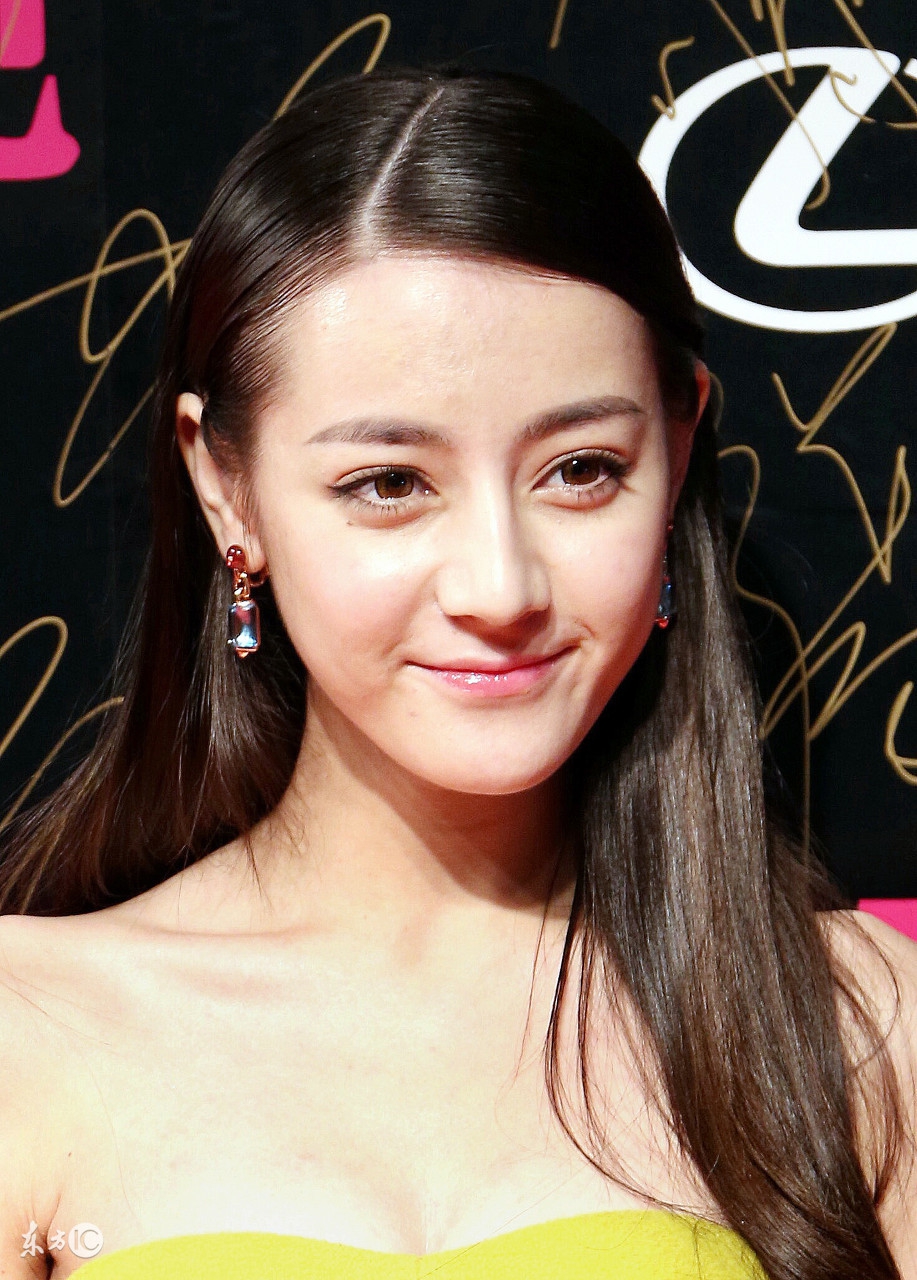 女人右手手背突然长痣代表什么,女人左手手背上有颗痣