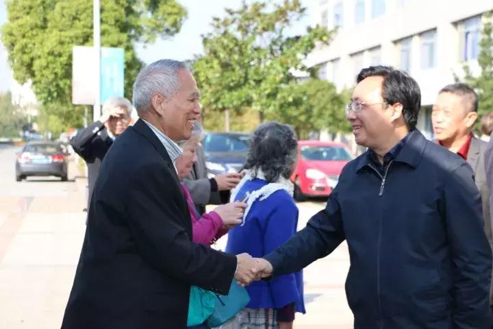 重返母校80后的回忆,重返六十年前的母校