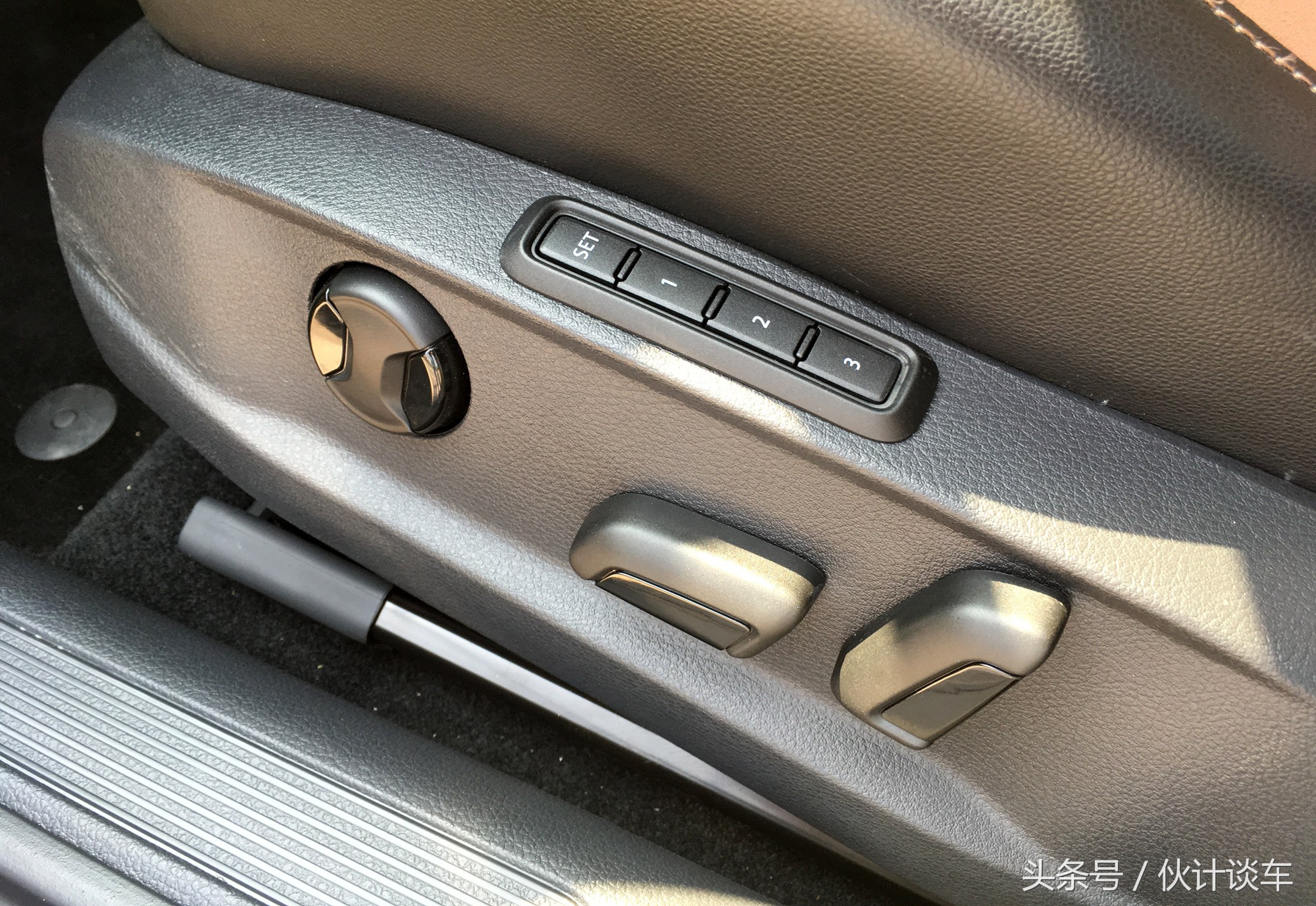 全新大众高尔夫实车非常的靓眼,大众高尔夫到底是一款什么样的车