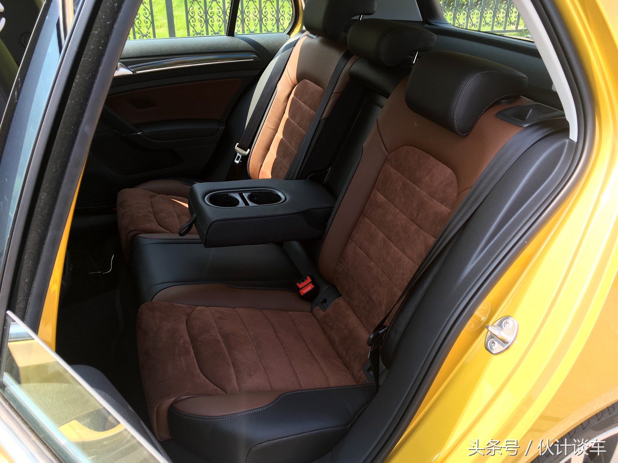 全新大众高尔夫实车非常的靓眼,大众高尔夫到底是一款什么样的车